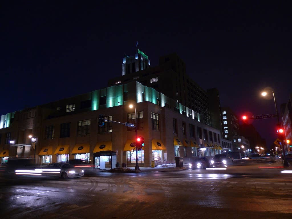 Man found dead, possibly shot, on Lake Street sidewalk in Minneapolis ...