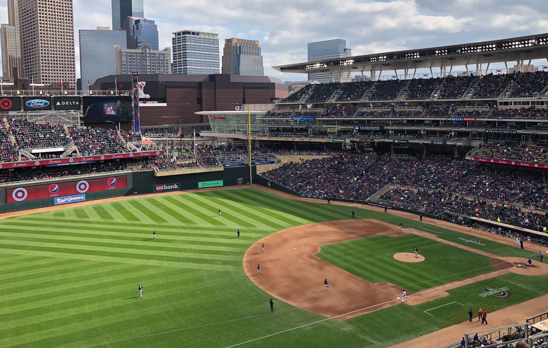 Target Field concessions workers plan strike authorization vote