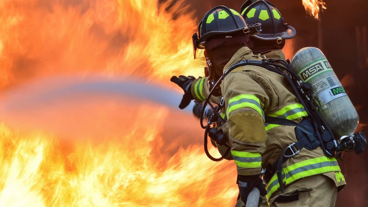 Victoria house fire spreads to 2 neighboring homes, kills 1