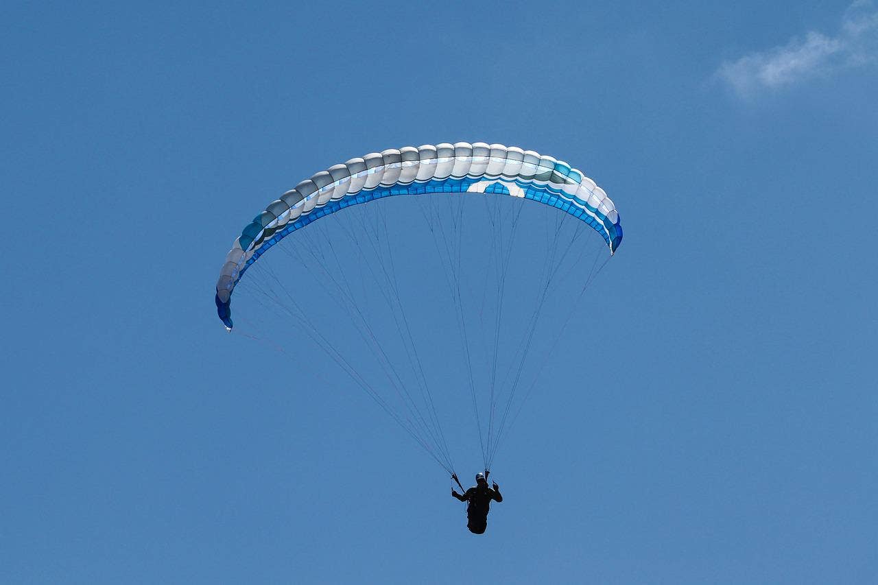 Minnesota man airlifted to hospital after paraglider crash