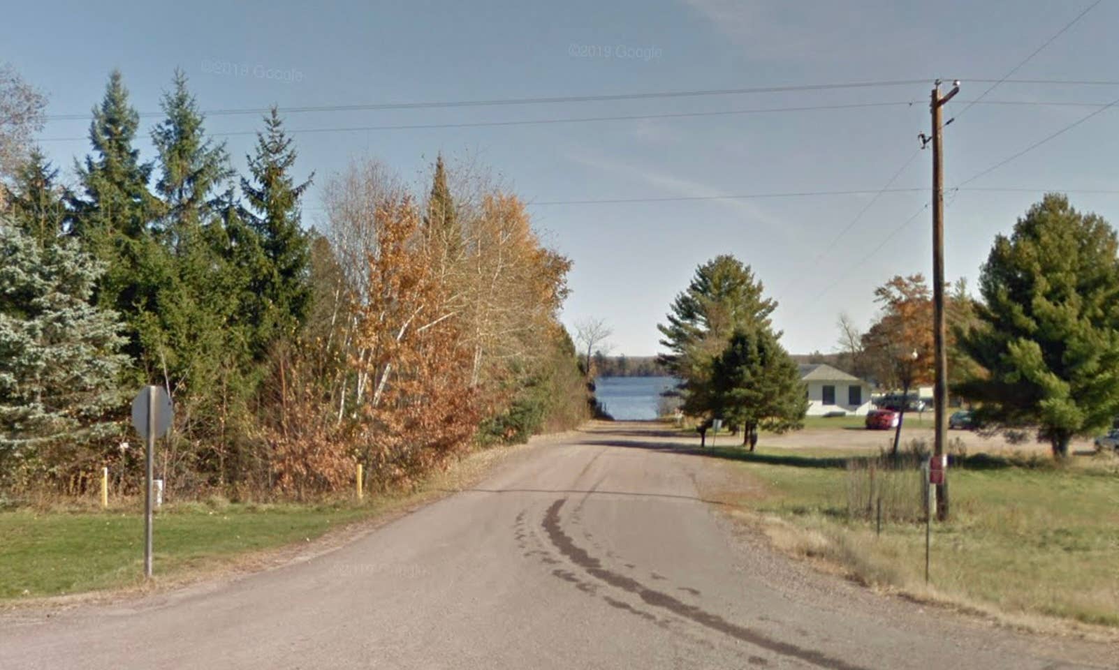 Man dies after crashing car into lake, failing to make it to shore ...