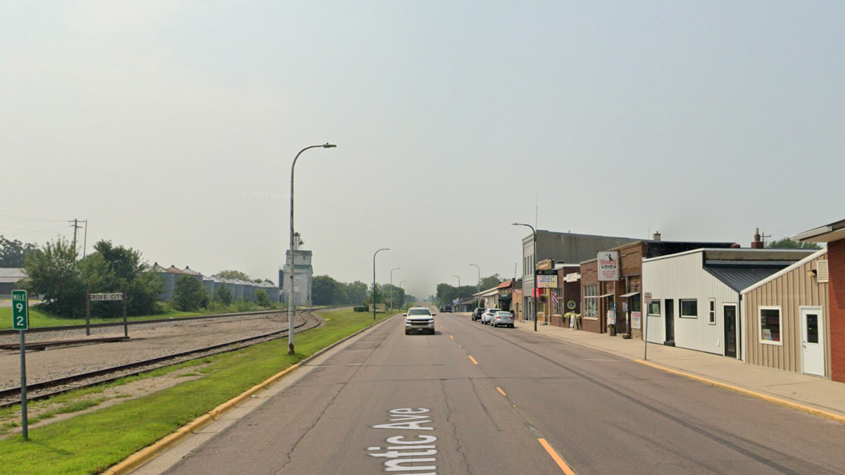 Off-duty officer threatened to slit everyone's throats at small-town Minnesota bar, charges say