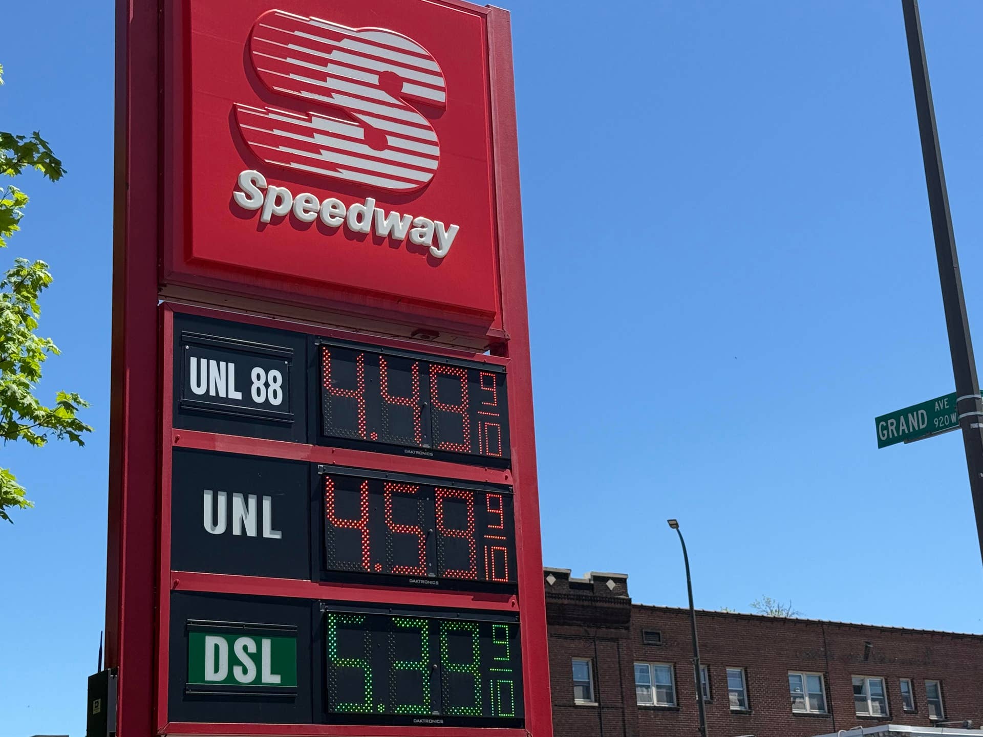 Gas prices take another leap in Minnesota, nearing year high from spring