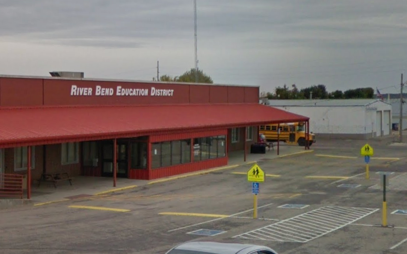 Charges: New Ulm teacher kneed 6-year-old student in the back