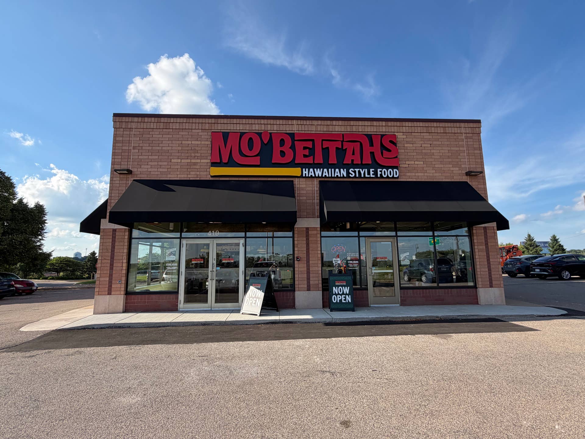 Hawaiian-inspired fast-casual chain Mo' Bettahs opens second Minnesota restaurant