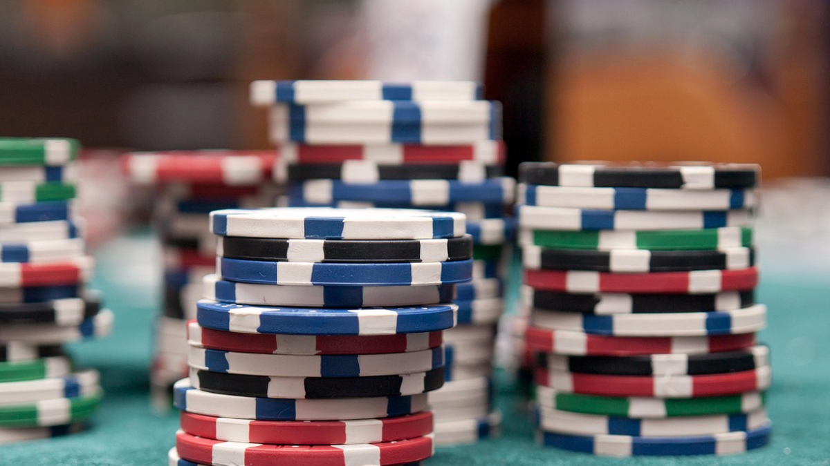 Charge: Man, 70, placed dollar bill in cocktail server's cleavage at Minnesota casino