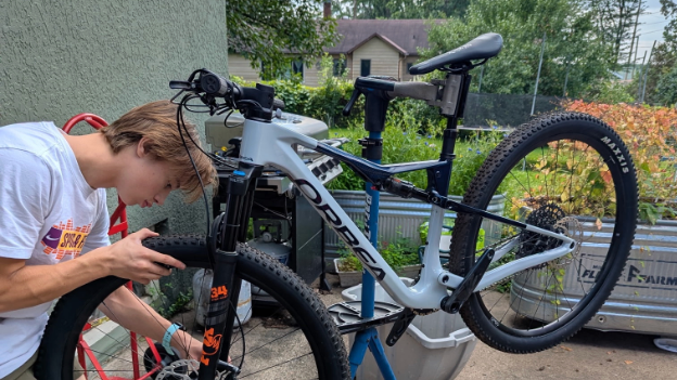 Cuyana Lakes mountain biking community rallies around rider after 'heartbreaking theft'