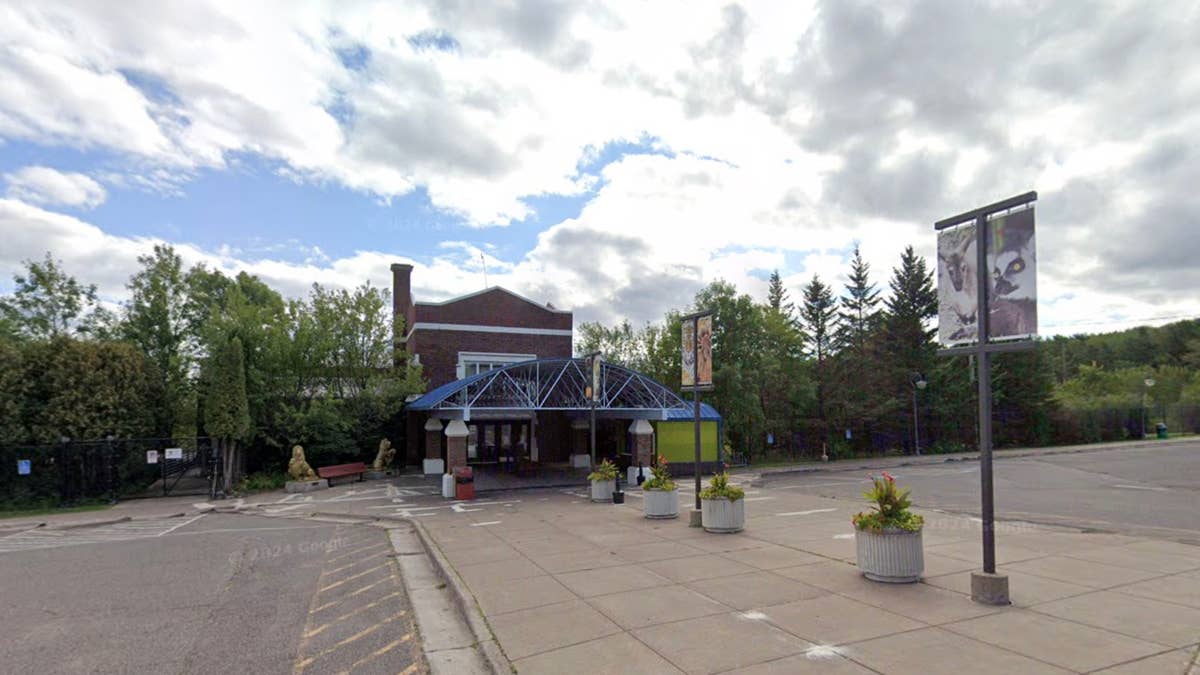 Man arrested near Lake Superior Zoo after striking car, waving machete