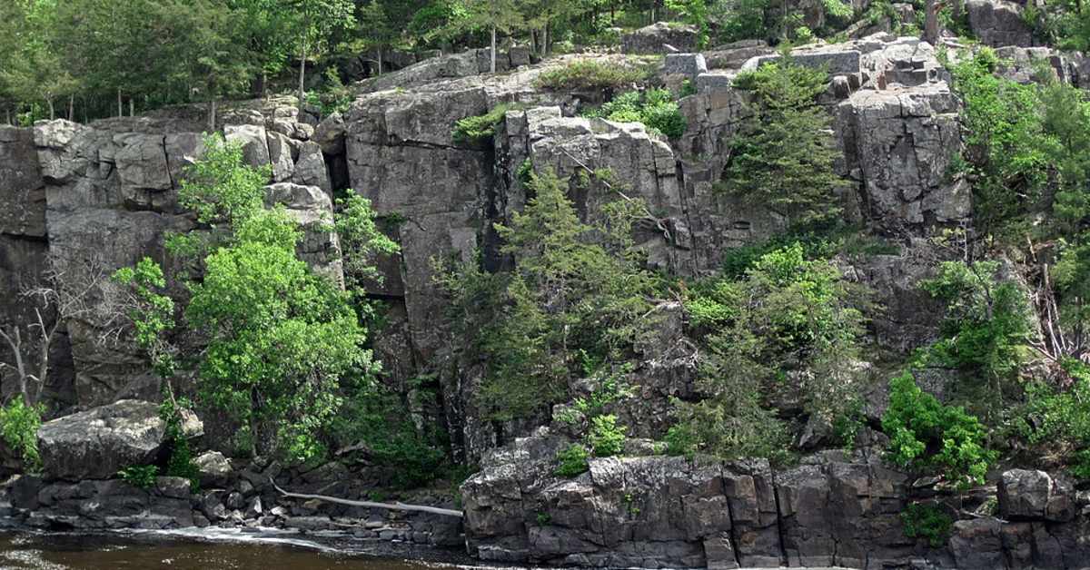 Teen missing after falling from cliff into St. Croix River at Interstate State Park Bring Me