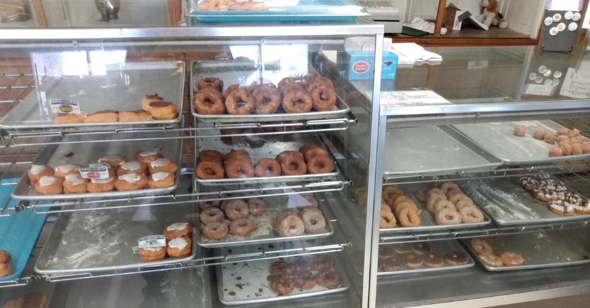 After sale falls apart, Lindstrom Bakery again reopens with original