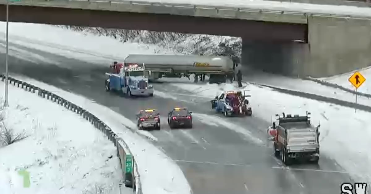 I 35w Southbound In Minneapolis Temporarily Closes After Semi Jackknife Bring Me The News