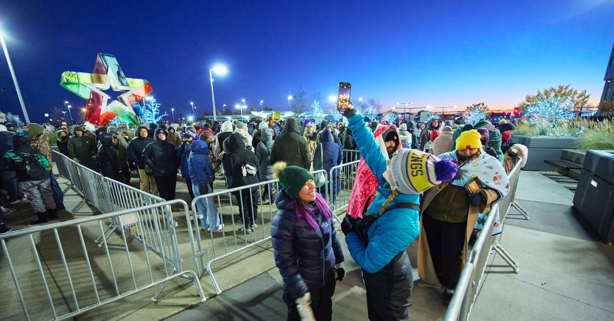 Thin Black Friday crowds mark U.S. holiday shopping kickoff