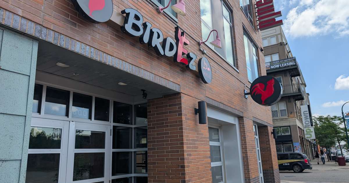 Fried chicken restaurant moving to former Famous Dave's space in Uptown