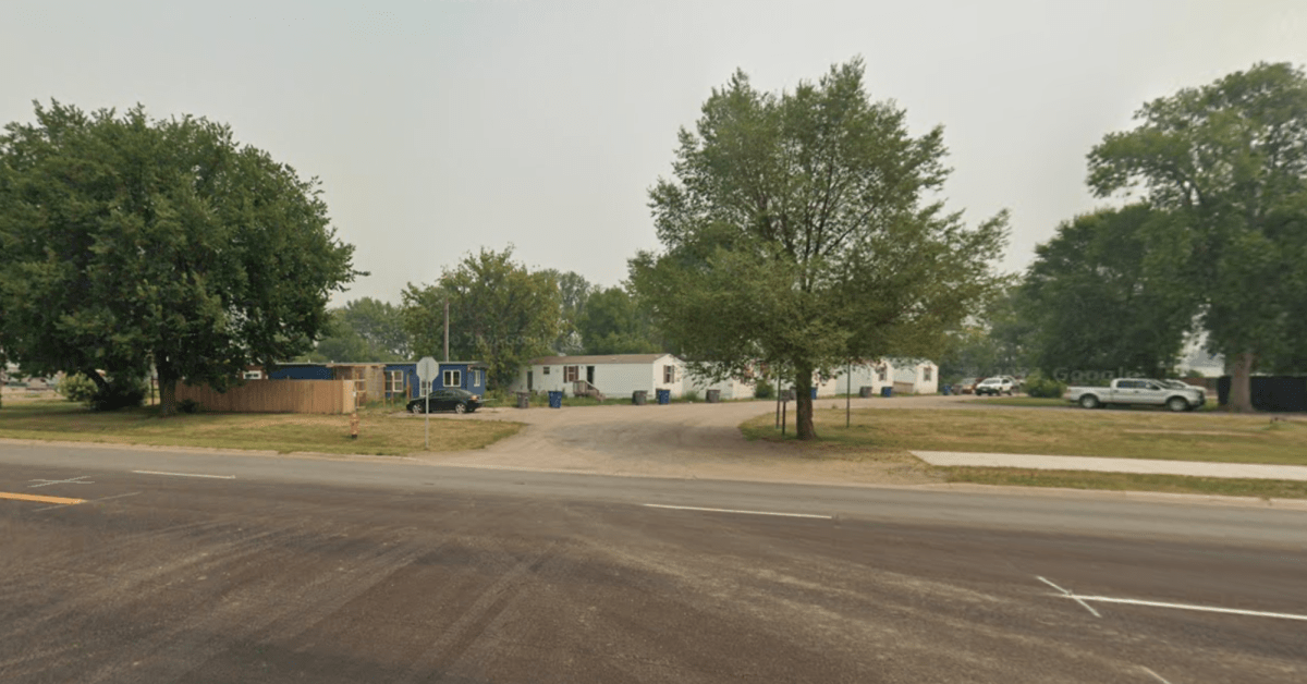 Moorhead man arrested after threatening to set trailer on fire, stab