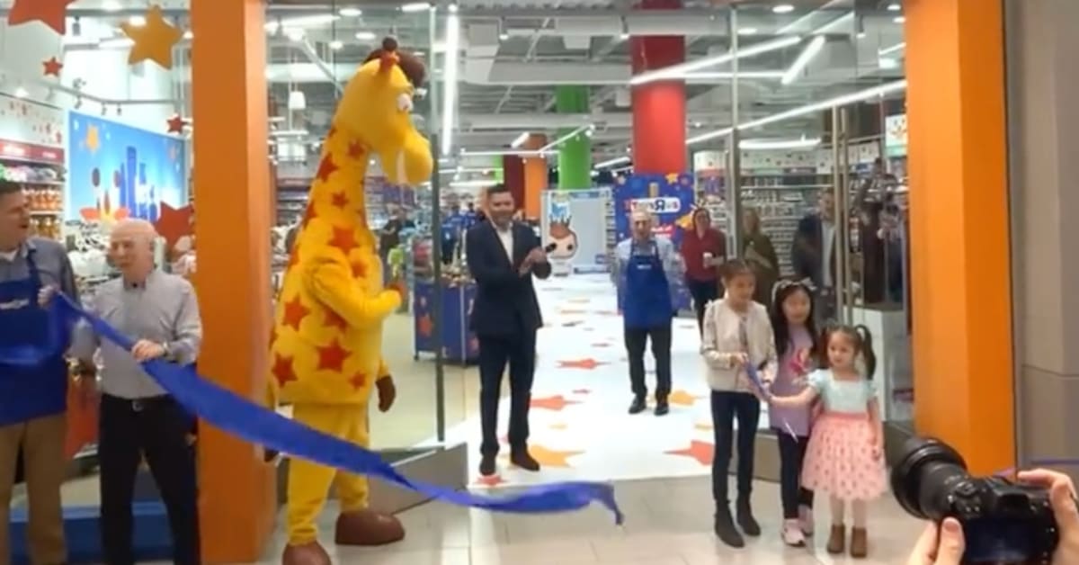 Toys R Us officially opens at Mall of America Bring Me The News