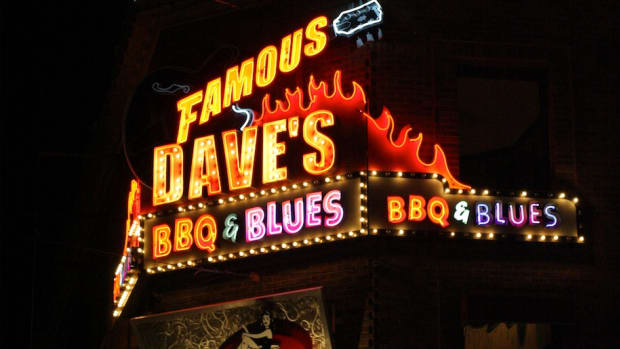 Famous Dave's Uptown