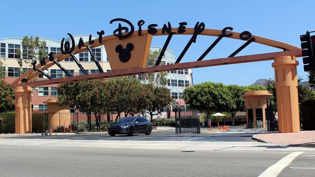1024px-Walt_Disney_Studios_Alameda_Entrance