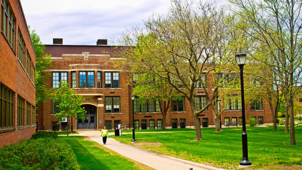 1024px-Morris_Hall_University_of_Wisconsin-La_Crosse_near_Wing_Tech_Center_Building