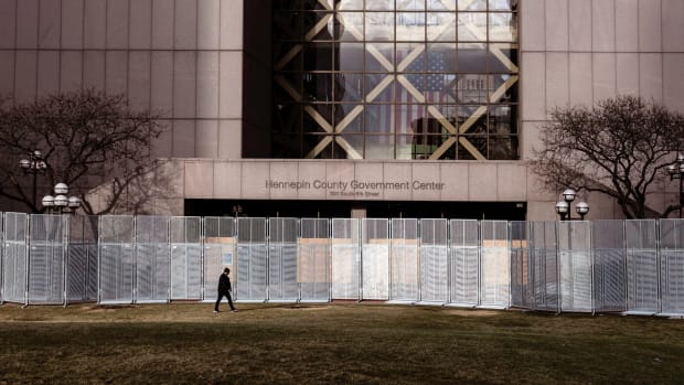 hennepin county government center fencing minneapolis chauvin