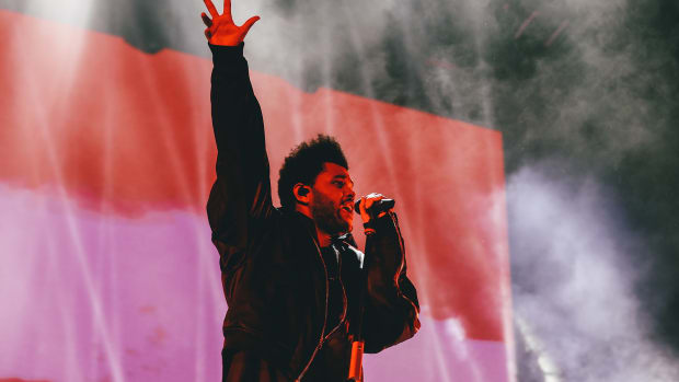 2048px-The_Weeknd_with_hand_in_the_air_performing_live_in_Hong_Kong_in_November_2018