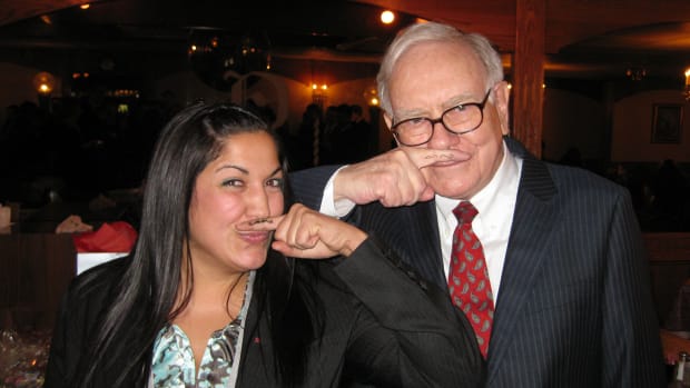 Warren_Buffett_with_Fisher_College_of_Business_Student_-_4394399991