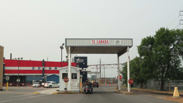 international falls border crossing station