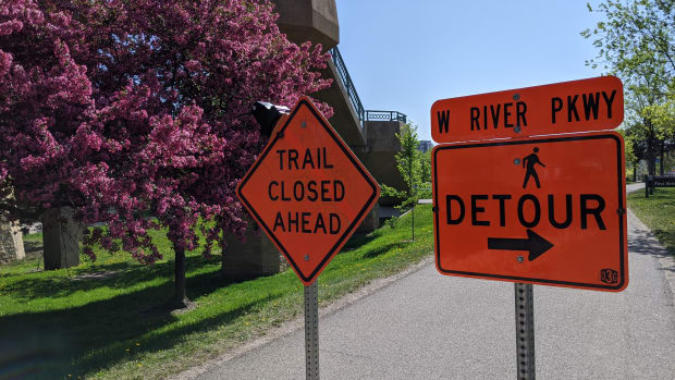BMTN image - Trail closed signs on West River Parkway near Hennepin Avenue Bridge - 