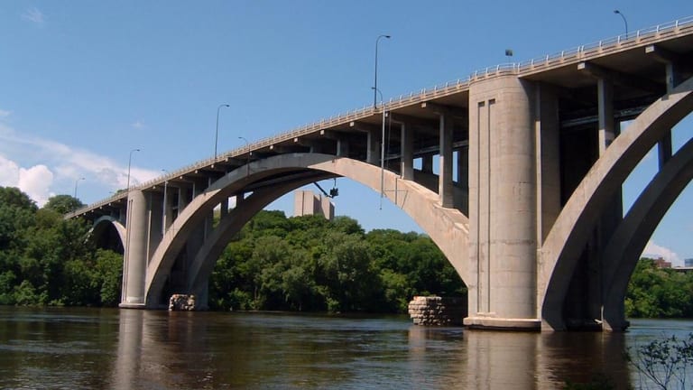 Man critical after jumping into Mississippi River from Franklin Avenue bridge