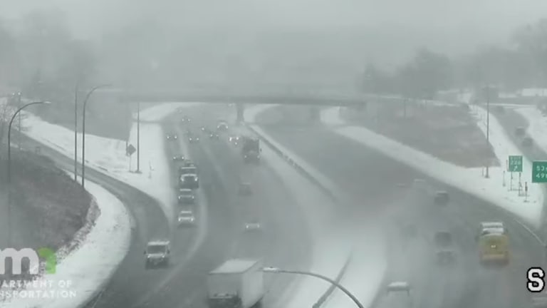 Almost 400 crashes, spinouts as snow hits Minnesota