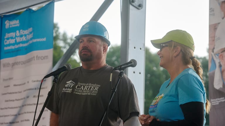 Garth Brooks Trisha Yearwood To Help Build Homes For Twin Cities   Usnc 23 Km 100 02792 