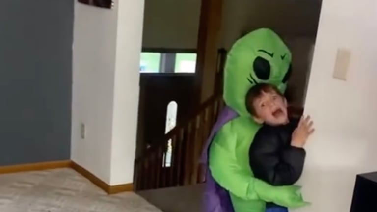 Alien hot sale kidnap costume