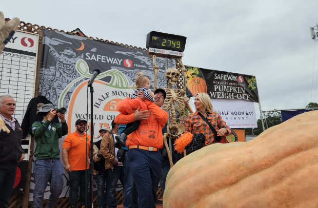 Anoka man breaks world record with 2,749-pound pumpkin - Bring Me