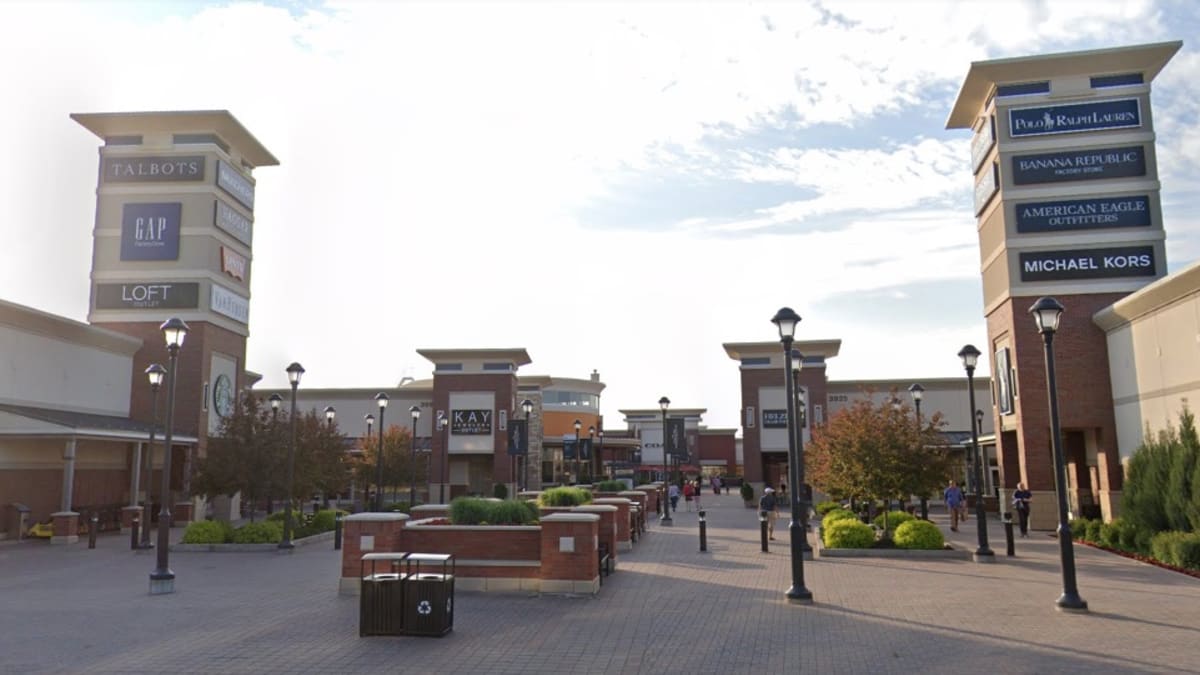 Pepper spray causes shoppers to flee store at Eagan outlet mall Bring Me The News