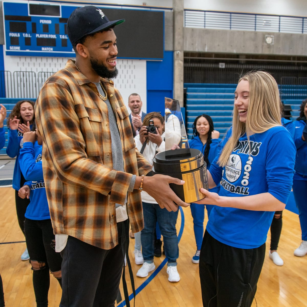 Watch: KAT surprises national player of the year Paige Bueckers - Bring Me  The News