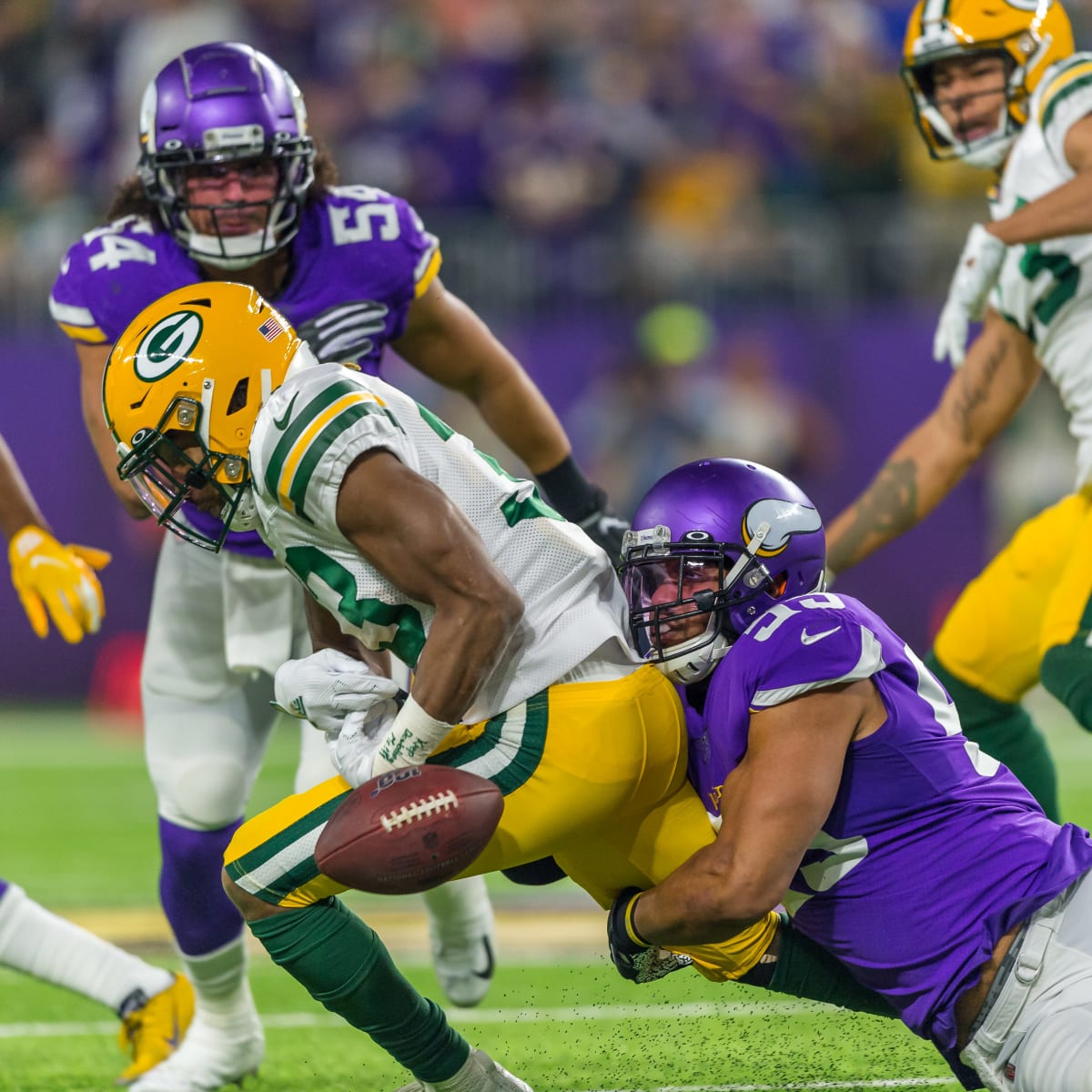 Aaron Rodgers, Packers rout Vikings, control playoff fate