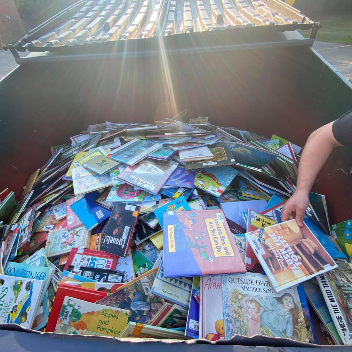 Hill, Bjelica Take Book Mobile To Hennepin Elementary