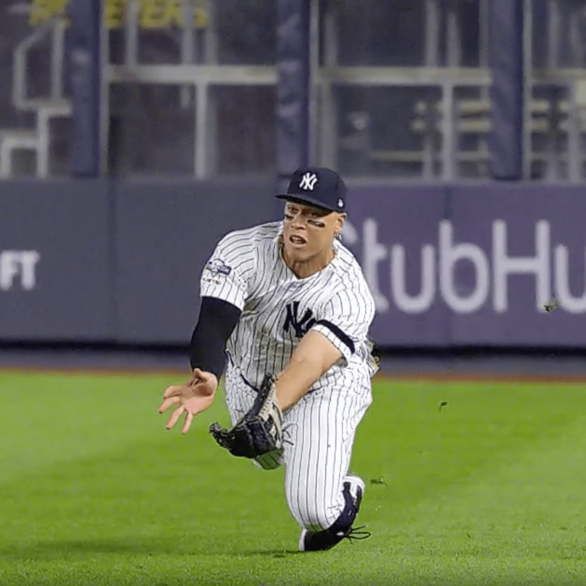 Jose Berrios forced to leave game after Rocco Baldelli's blunder