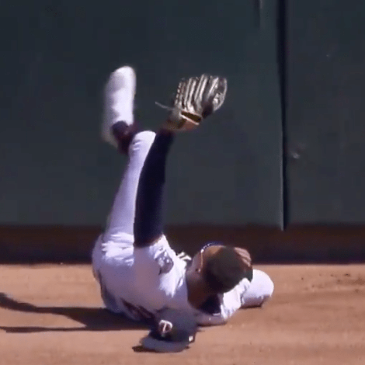 Byron Buxton makes amazing catch at Centerfield wall #minnesotatwins #