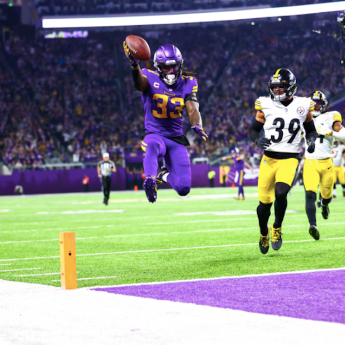 Cook's 4 TDs help Vikings knock off Packers