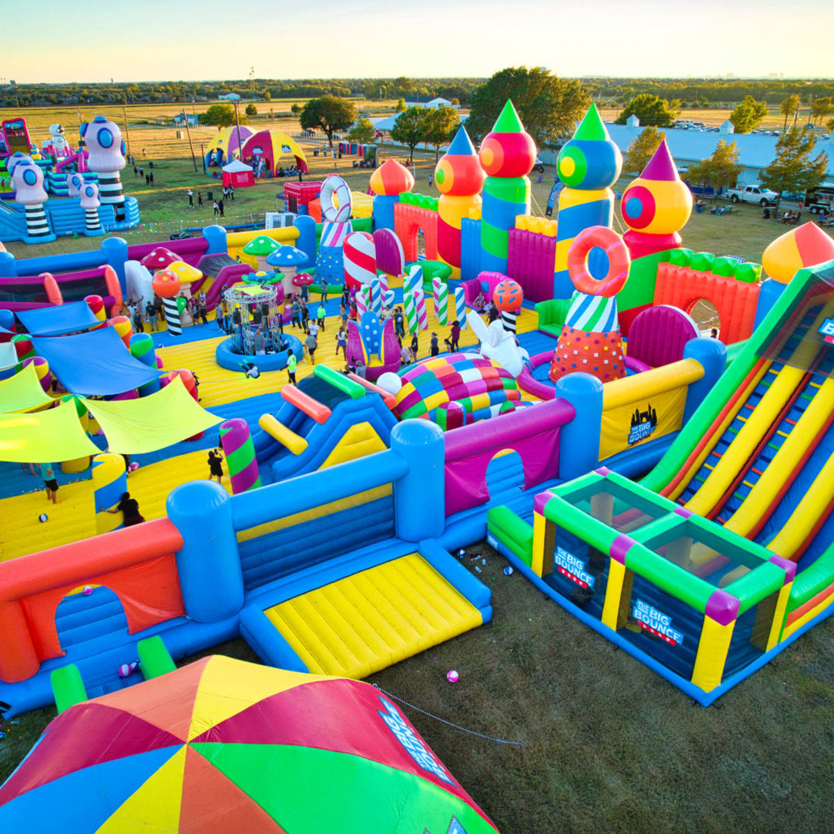 Outdoor online bounce house