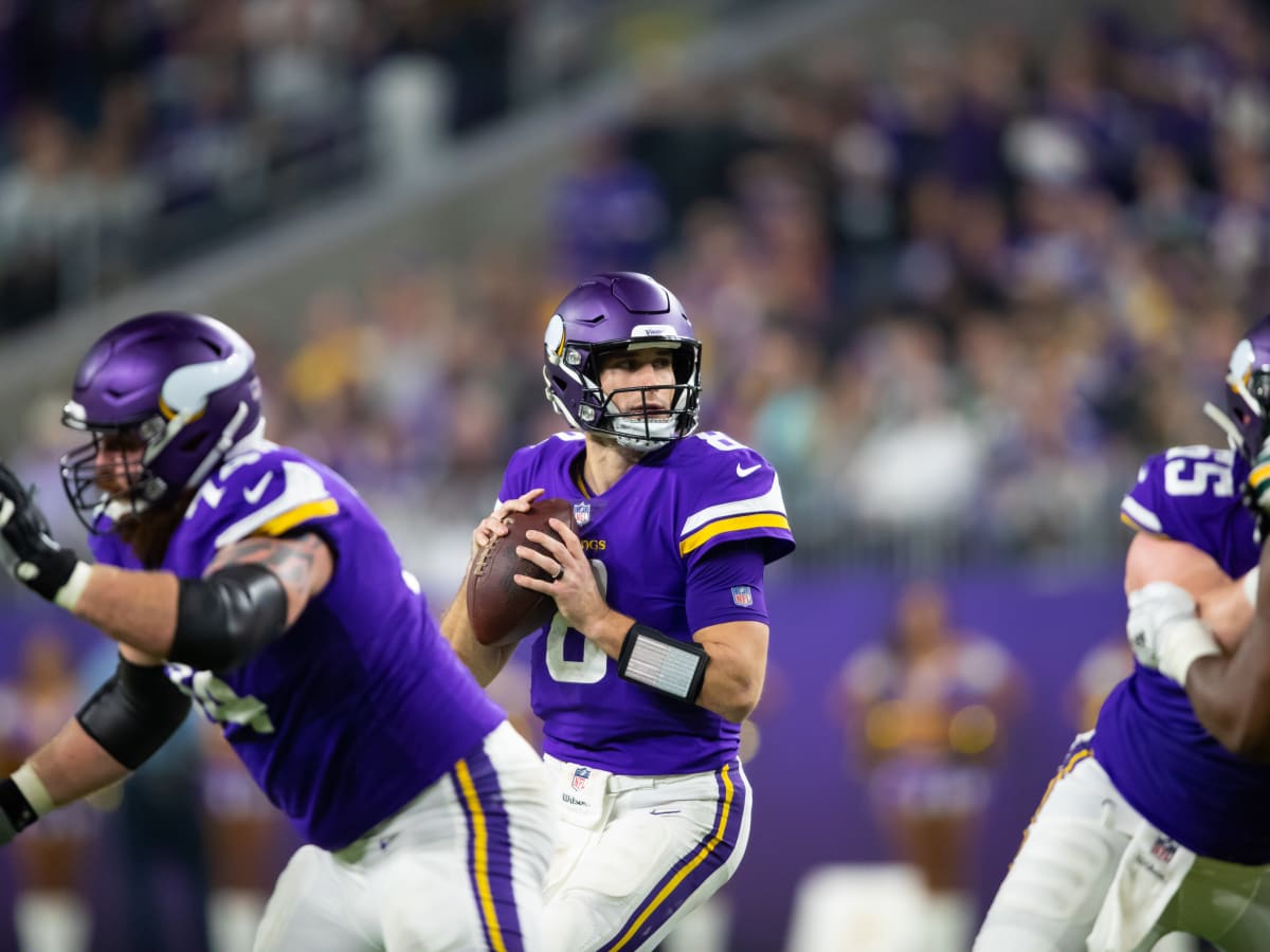 Kirk Cousins to Brett Favre: 'I like it here and I'd like to stay' - Bring  Me The News