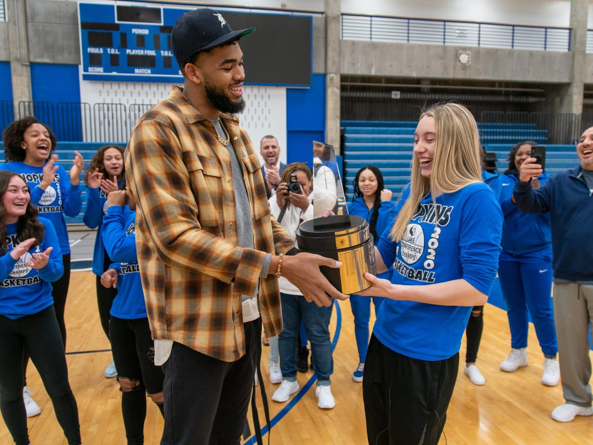 Watch: KAT surprises national player of the year Paige Bueckers - Bring Me  The News