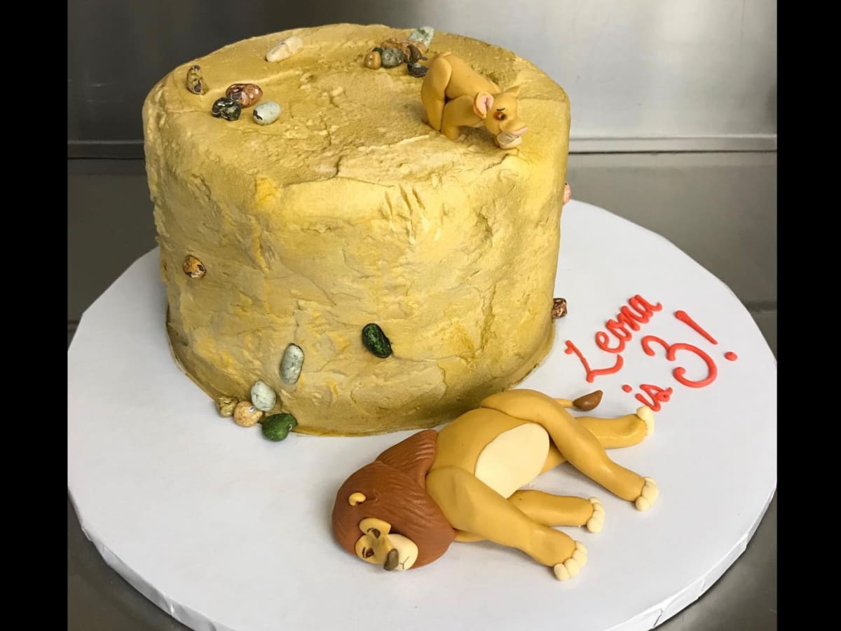 Majestic Lion Birthday Cake | bakehoney.com