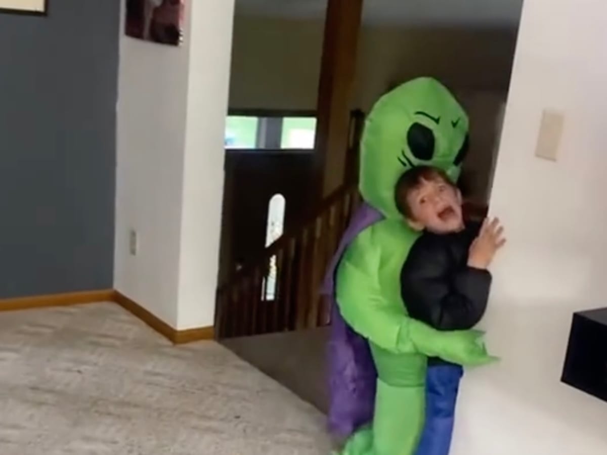 Minnesota boy's Halloween alien abduction costume goes viral - Bring Me The  News