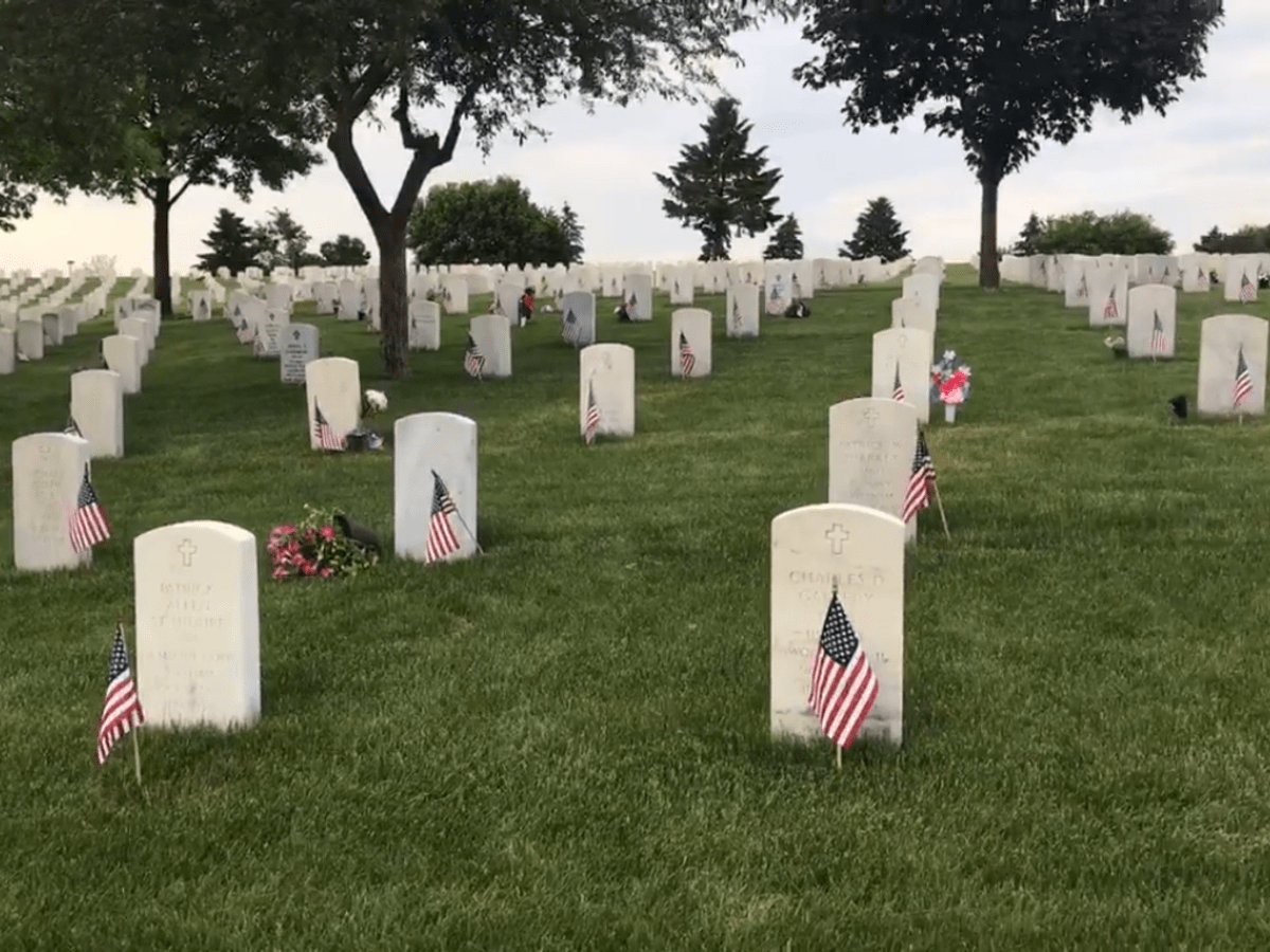 Volunteers Honor Fallen Veterans By Placing Nearly 200 000 Flags At Fort Snelling National Cemetery Bring Me The News