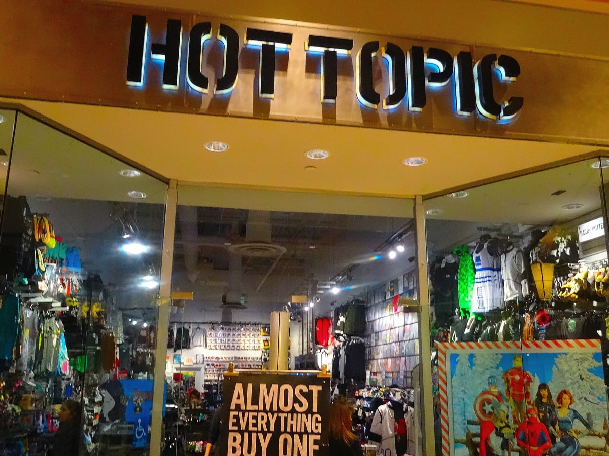 Hot topic bridgewater 2025 mall