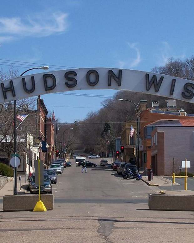 1024px-Hudson,_Wisconsin_9
