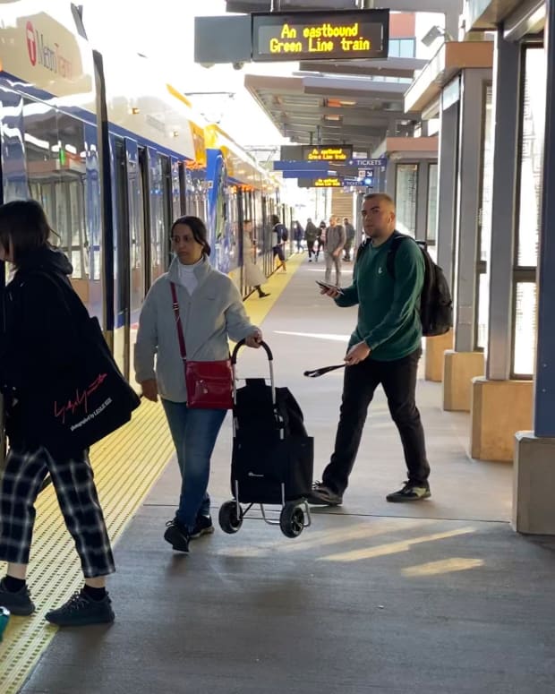 metro transit light rail riders