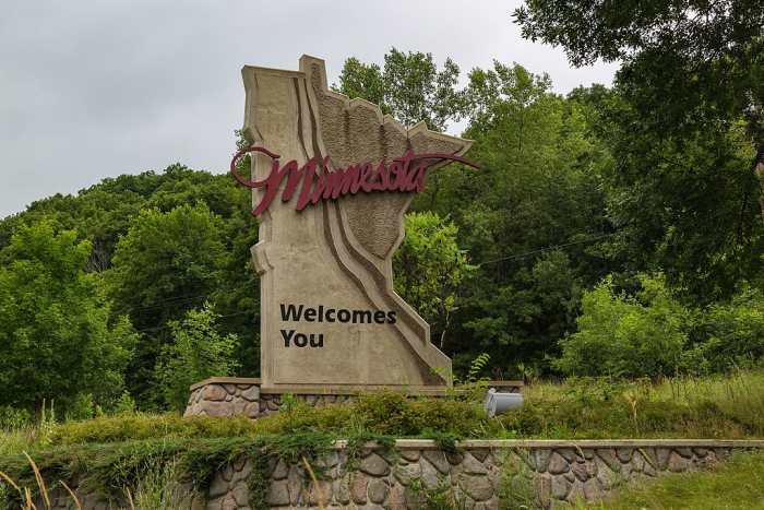 Minnesota_Welcome_Sign_-_Minnesota_Welcomes_You_-_Taylors_Falls_(28269804891)