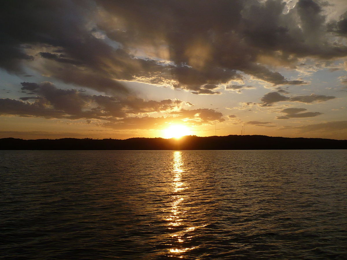 1024px-Gull_Lake_sunset